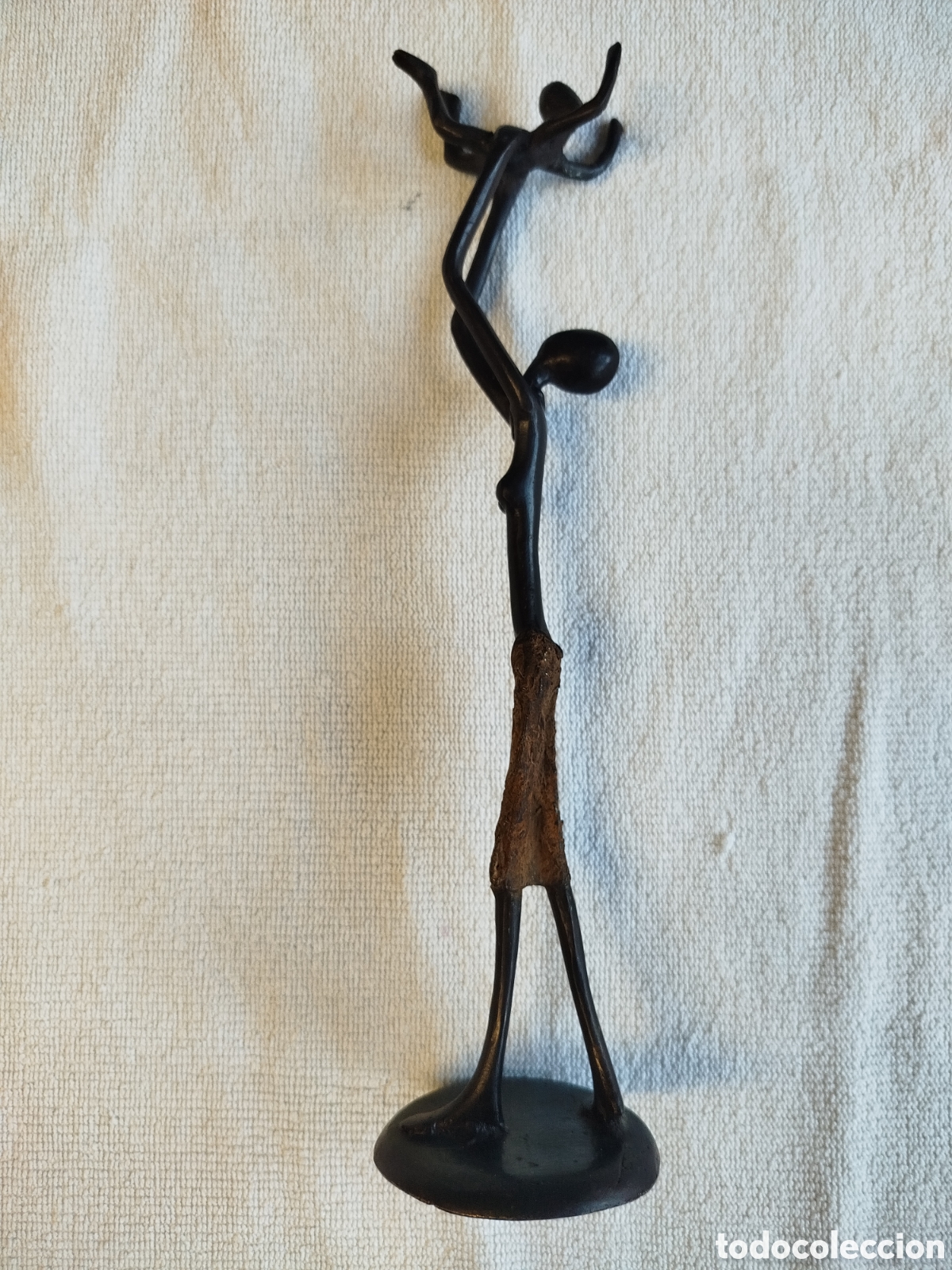 Arte: Escultura de mujer con ni&ntilde;o africana en bronce patinado, firmada por el autor.