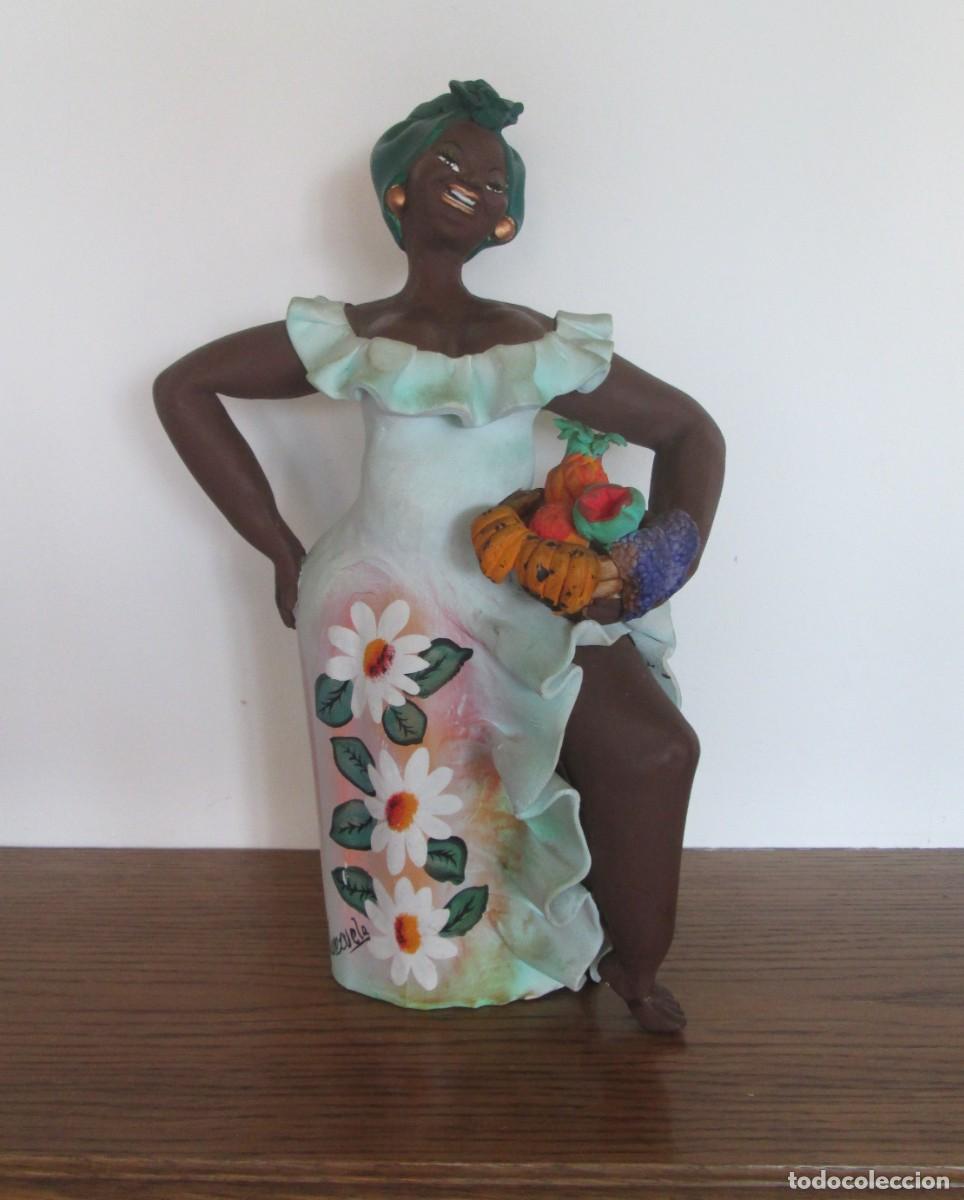 Arte: Figura de mujer negra vendiendo comida, en arcilla. Arte popular de Venezuela.