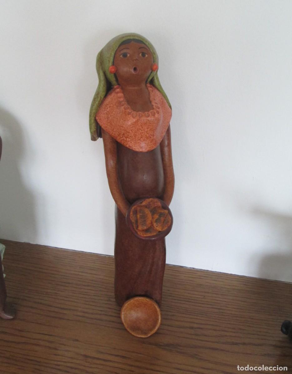 Arte: Figura de mujer ind&iacute;gena embarazada vendiendo comida, en arcilla. Marcada.