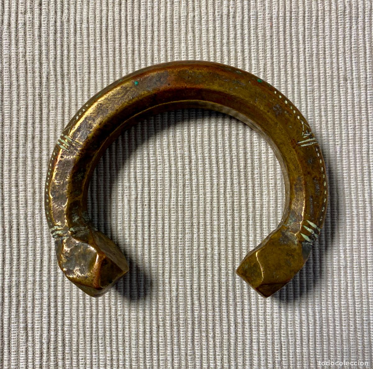 Arte: ANTIGUO BRAZALETE, MANILLA o MONEDA DE BRONCE AFRICANO