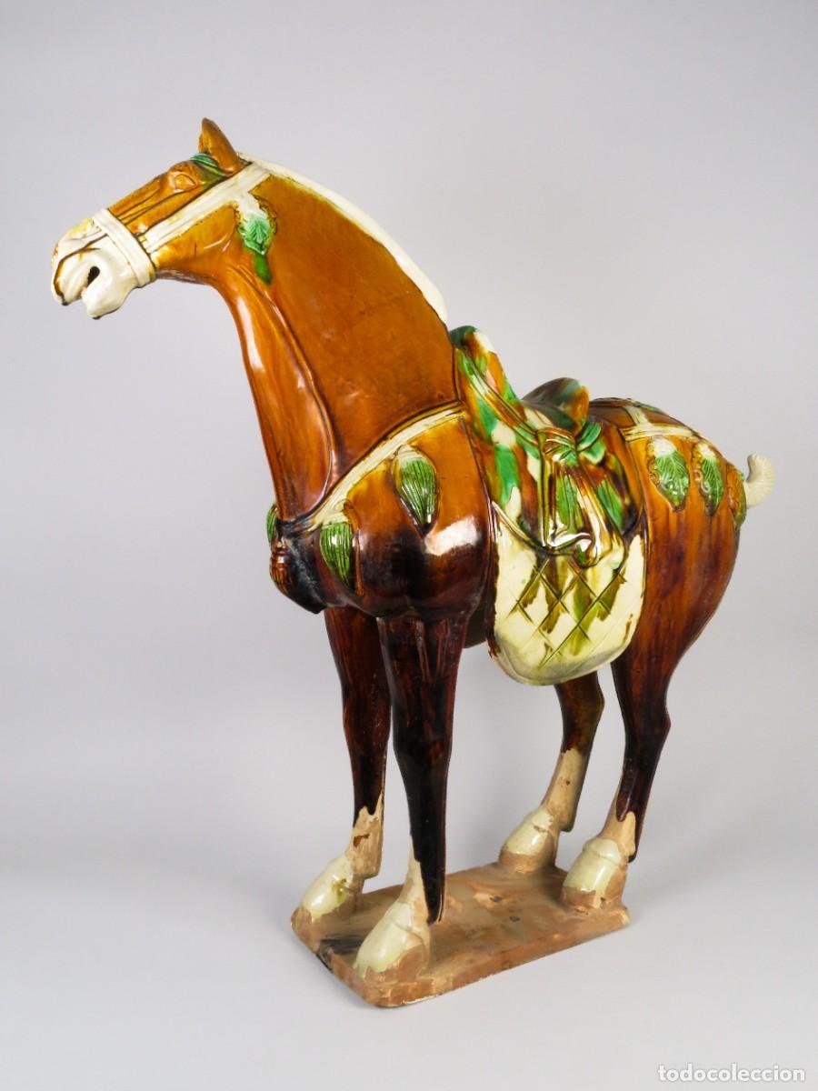 Arte: Caballo Tang Sancai escultura en cer&aacute;mica esmaltada tricolor mediados del siglo XX