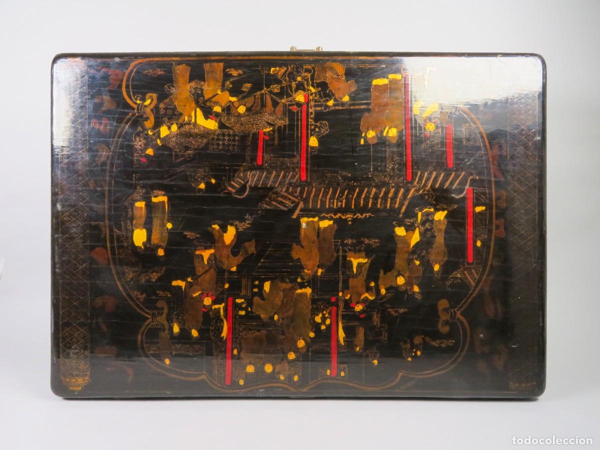 Arte: Caja china de madera lacada y pintada decorada con personajes Dinast&iacute;a Qing finales del siglo XIX