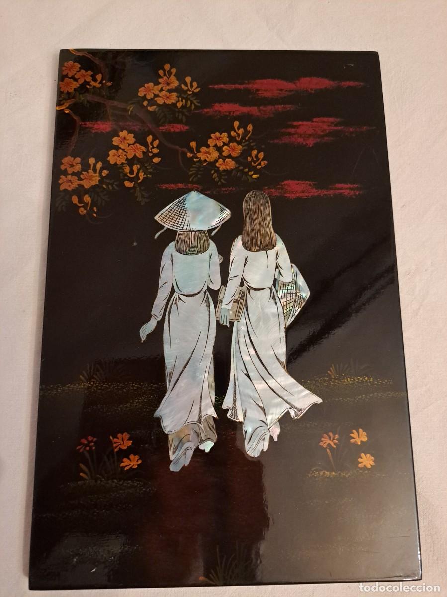 Arte: Precioso cuadro de madera con laca china y n&aacute;car madreperla, jovenes de paseo