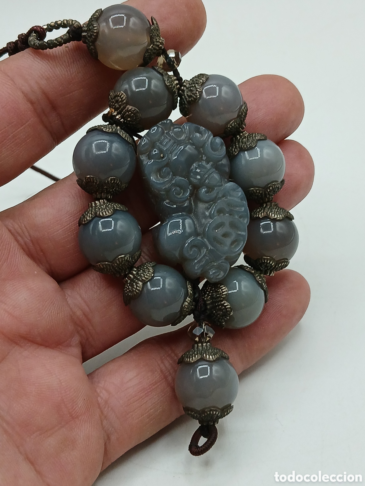 Arte: Amuleto jade tallado algod&oacute;n y metal plateado