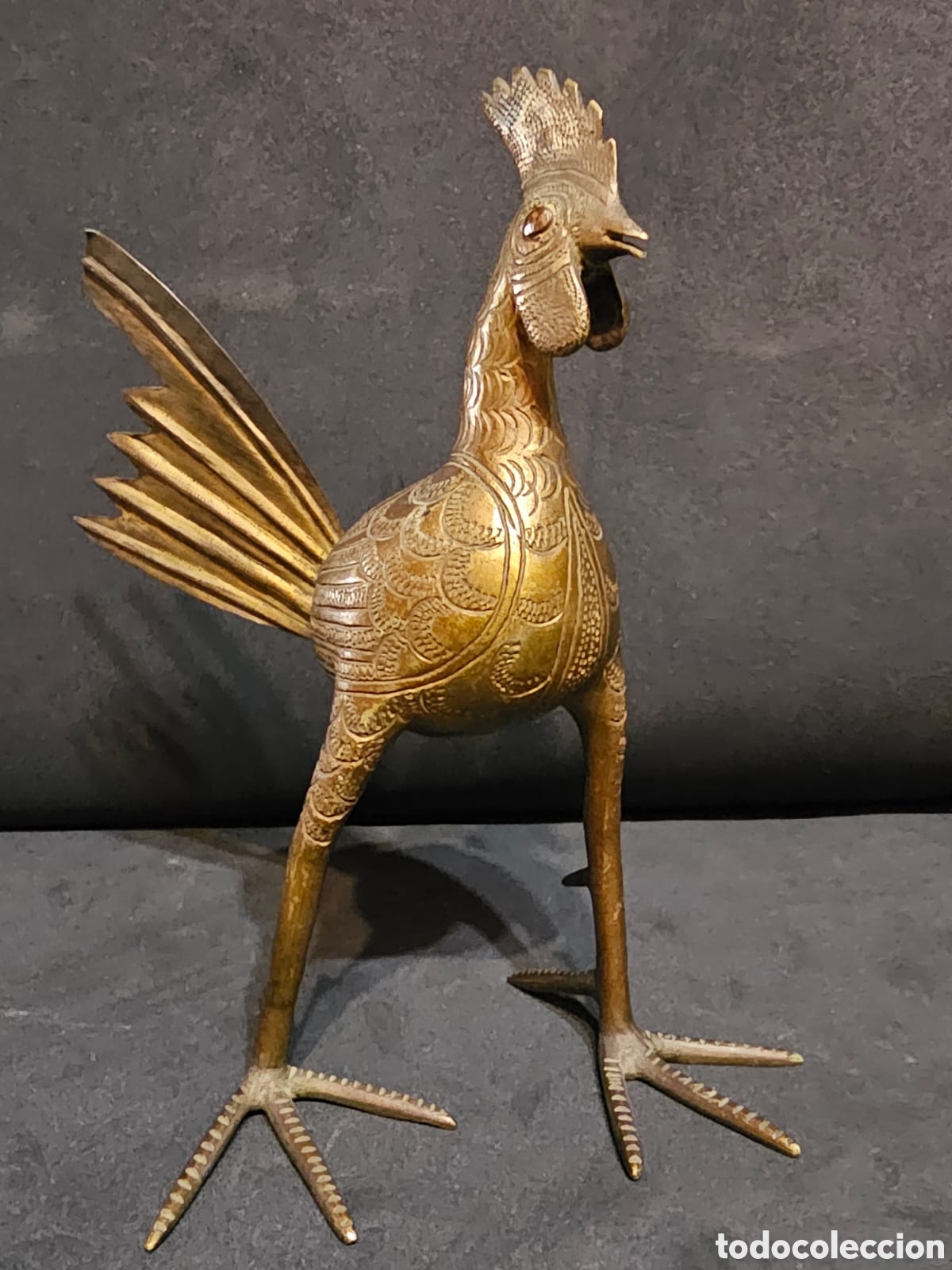 Arte: Gallo en lat&oacute;n Benin.