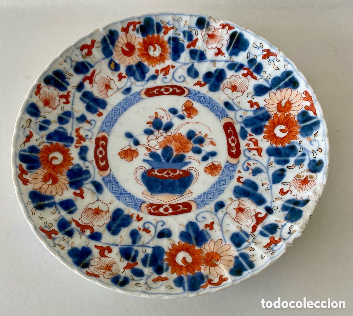 Arte: Plato de porcelana japonesa Imari SXIX Motivos florales dispuestos en paneles geom&eacute;tricos
