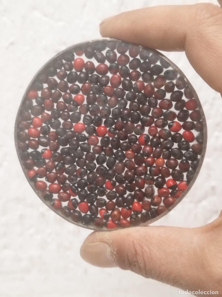 Arte: Antiguo amuleto de semillas huayruro o jequirity beans. Contraste plata.