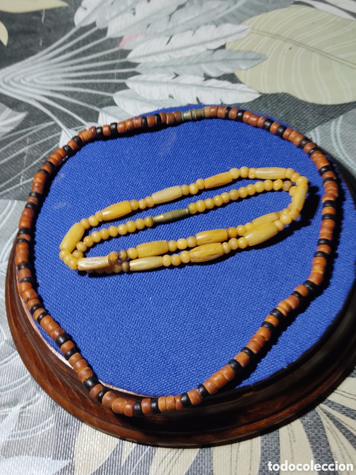Arte: Collar de asta o cuerno rubio de toro y otro de cer&aacute;mica Vintage.