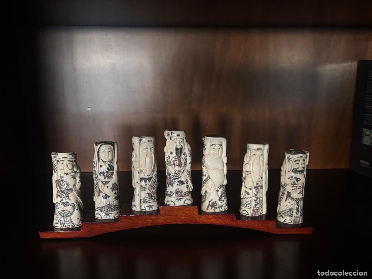 Arte: 7 Dioses de la Fortuna sobre puente de madera
