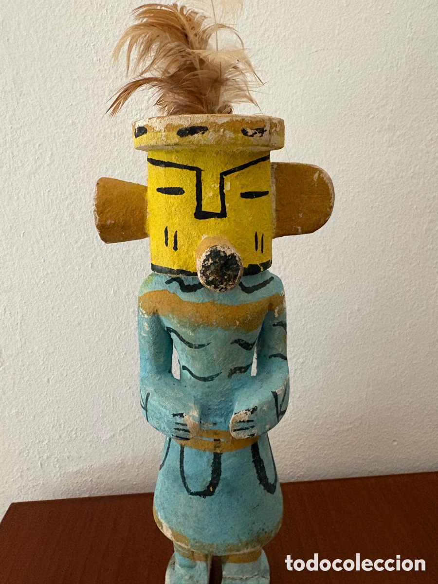 Arte: Figura &eacute;tnica en madera policromada con plumas &ndash; estilo tribal tipo kachina