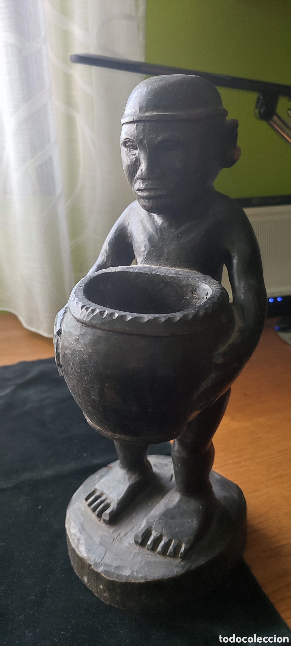 Arte: Antigua figura africana madera de &eacute;bano siglo XIX hombre con un gran cuenco
