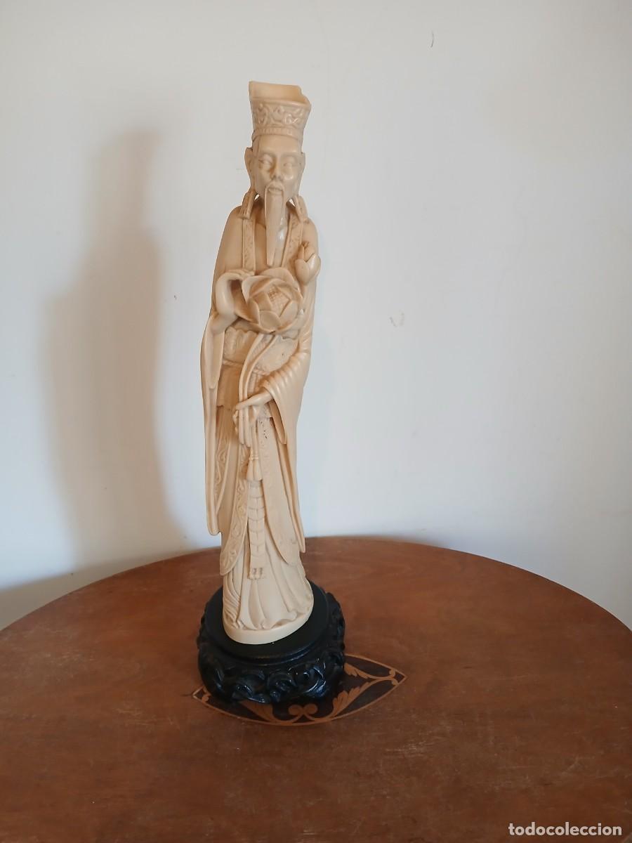Arte: Figura hombre oriental o chino on Flor de loto en resina o s&iacute;mil a marfil.