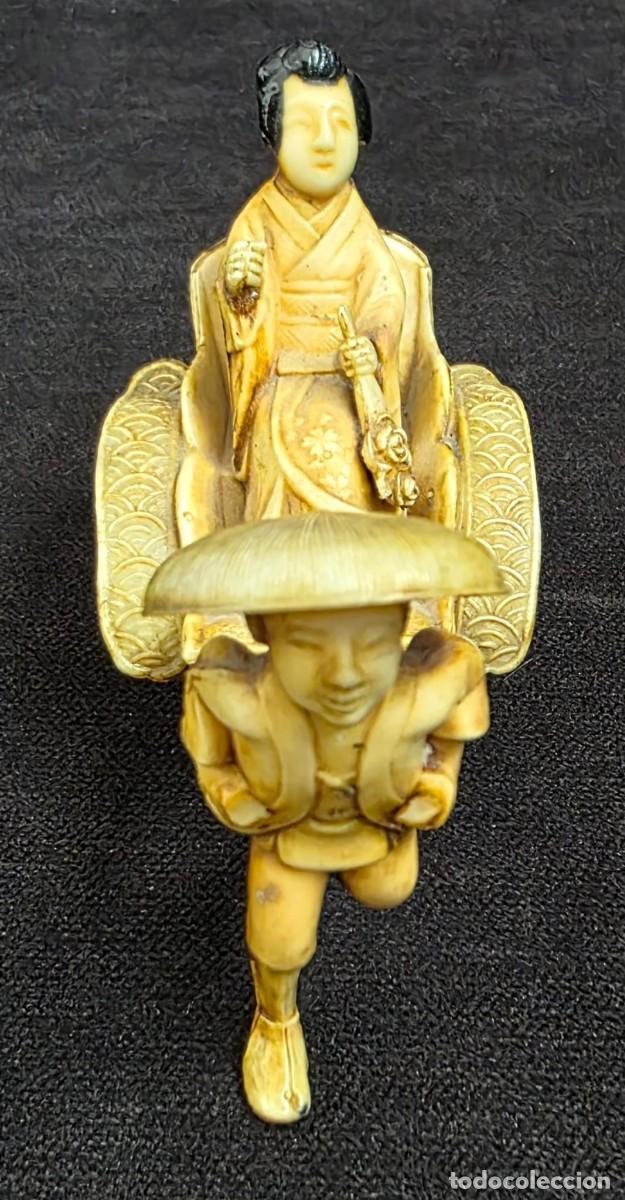 Arte: Figura oriental tallada tipo netsuke escena japonesa con dama en palanqu&iacute;n y porteador 6x9 cm