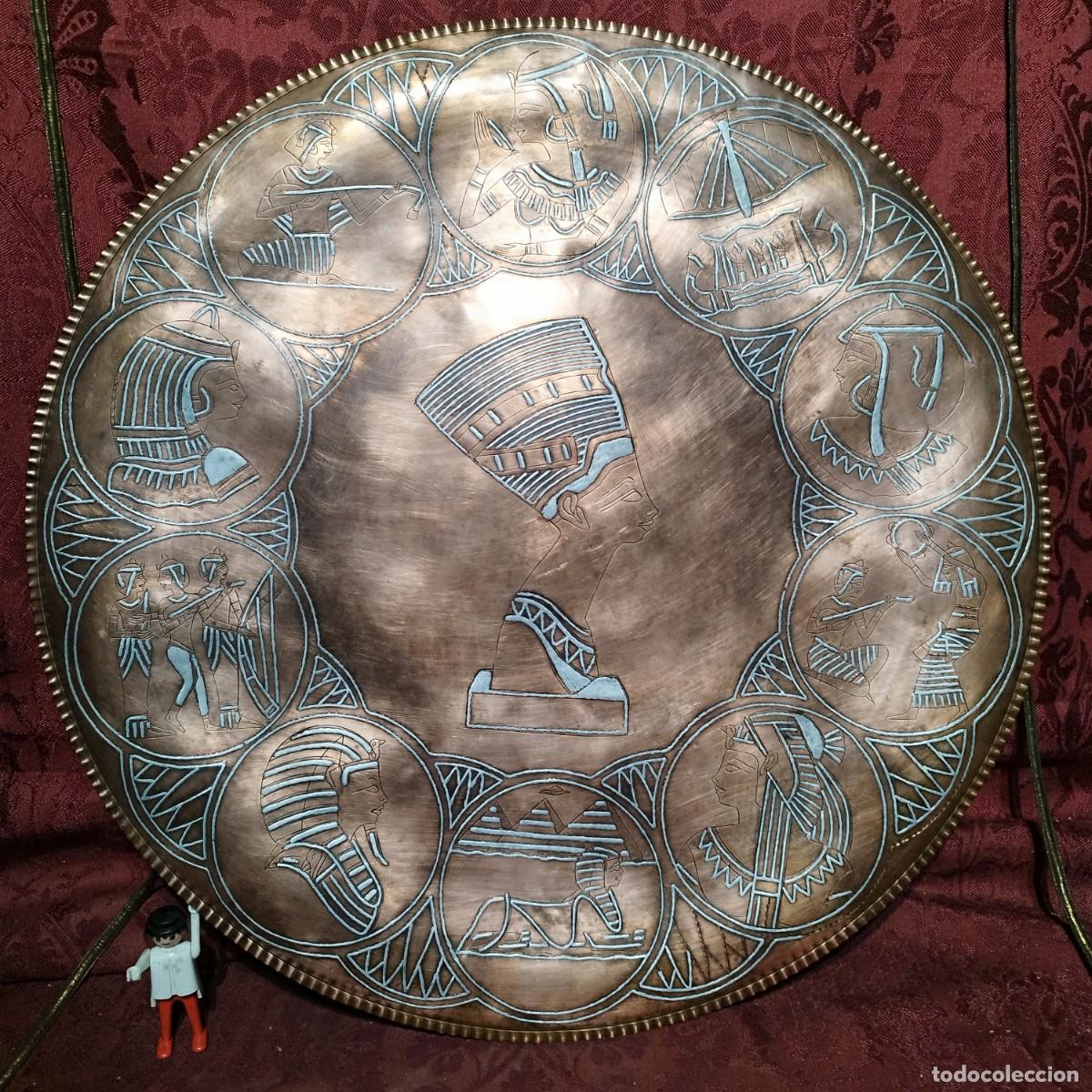 Arte: PLATO DE COBRE EGIPTO INCRUSTACIONES PLATA - DIOSES NEFERTITI , TUTANKAMON 49,5 cm