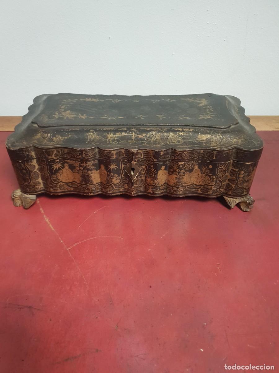 Arte: Caja laca china siglo xix con figuras en dorado