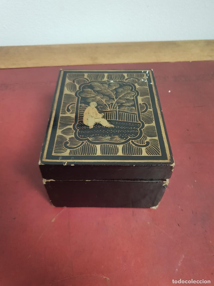 Arte: Caja laca china siglo xix con figuras en dorado incluyo 2 tapas de repuesto