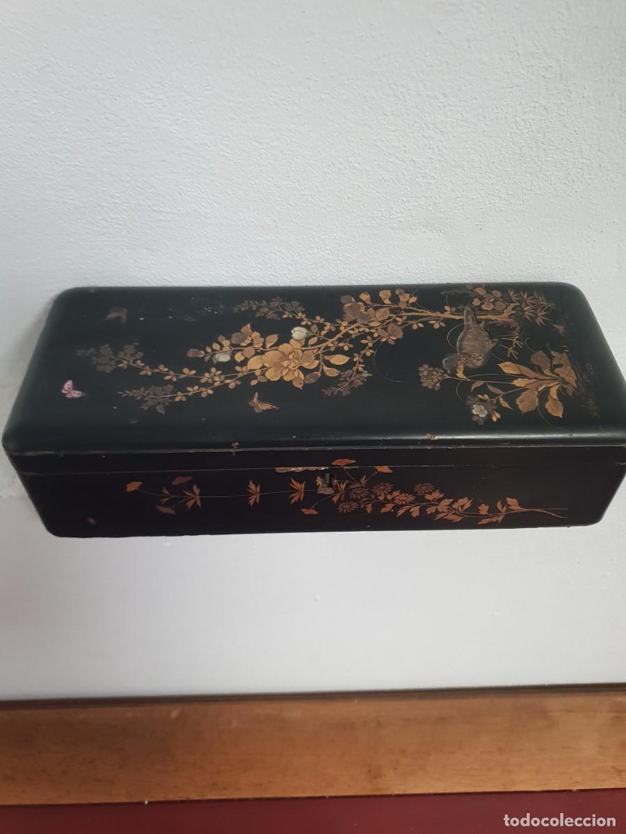 Arte: Caja laca china siglo xix con figuras en dorado