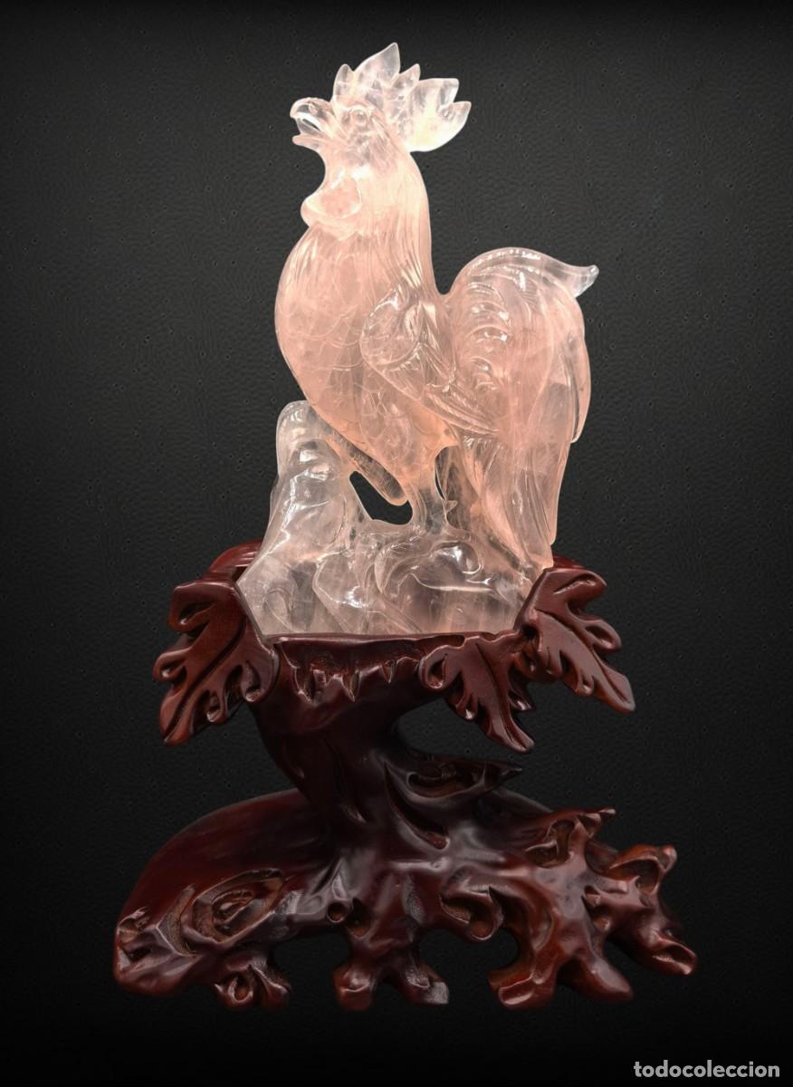 Arte: + ESCULTURA CHINA DE GRAN GALLO EN CUARZO ROSA SOBRE PEANA DE MADERA TALLADA