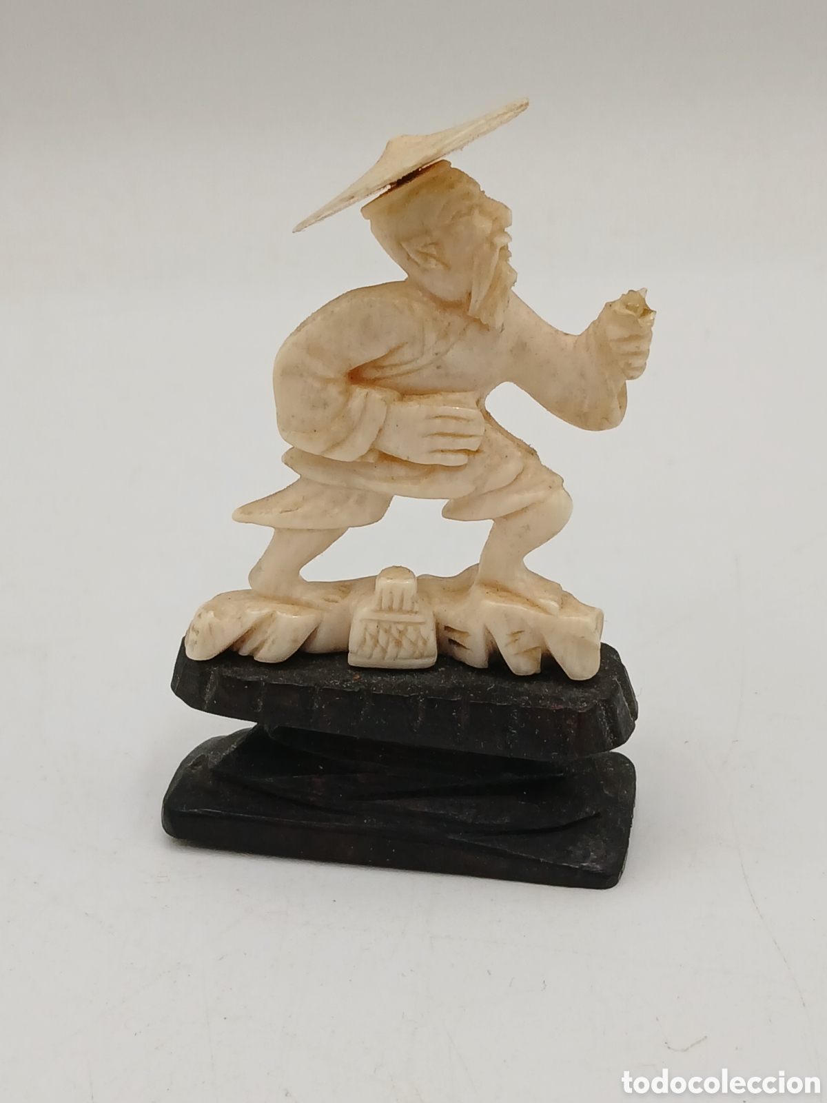 Arte: Antigua escultura marfil tallado. Pescador. Oriental