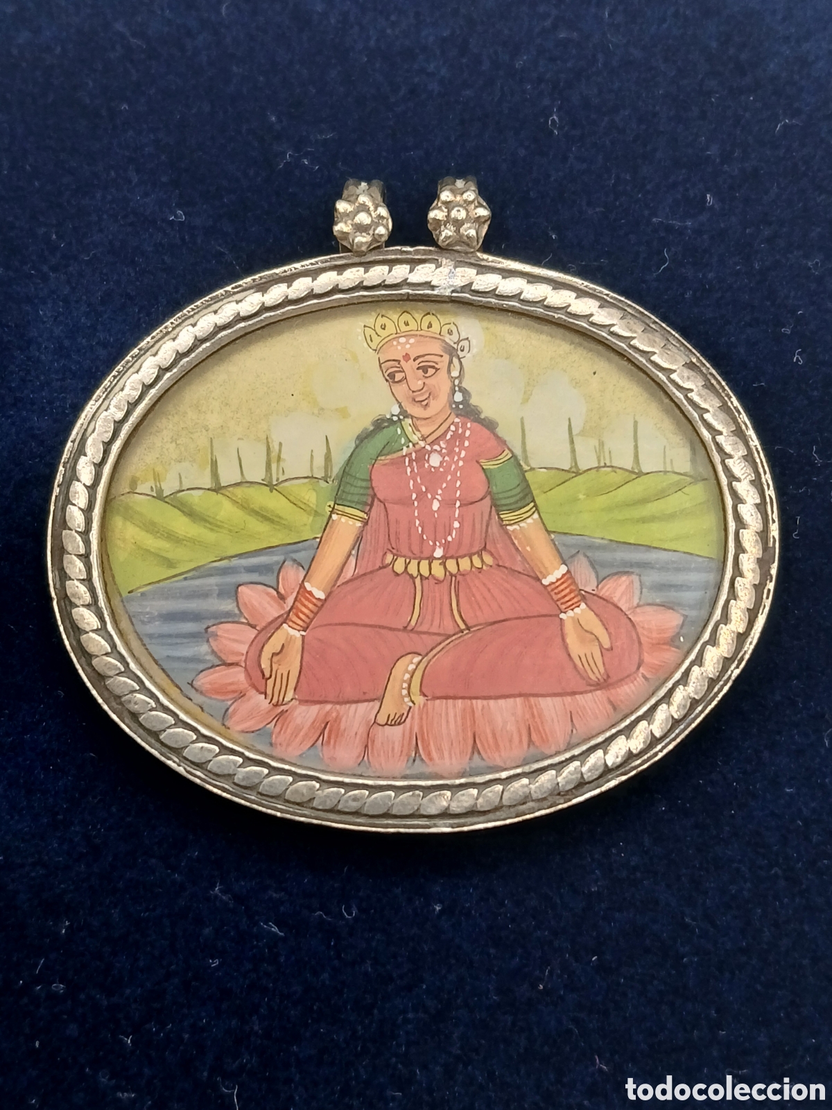 Arte: Colgante plata repujada con miniatura pintada a mano. Diosa Lakshmi. Oriental