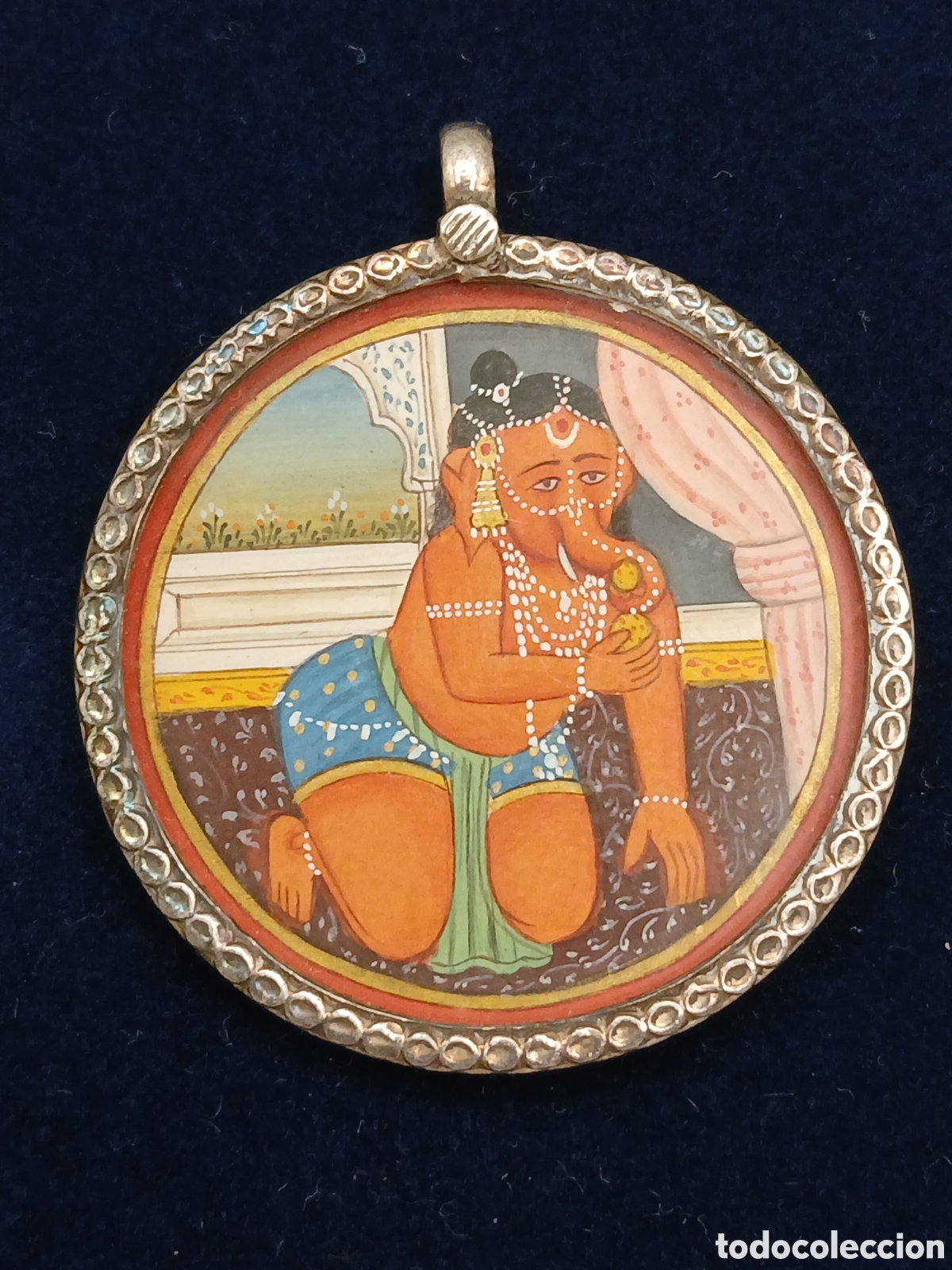 Arte: Colgante plata repujada con miniatura pintada a mano. Dios Ganesha. Oriental