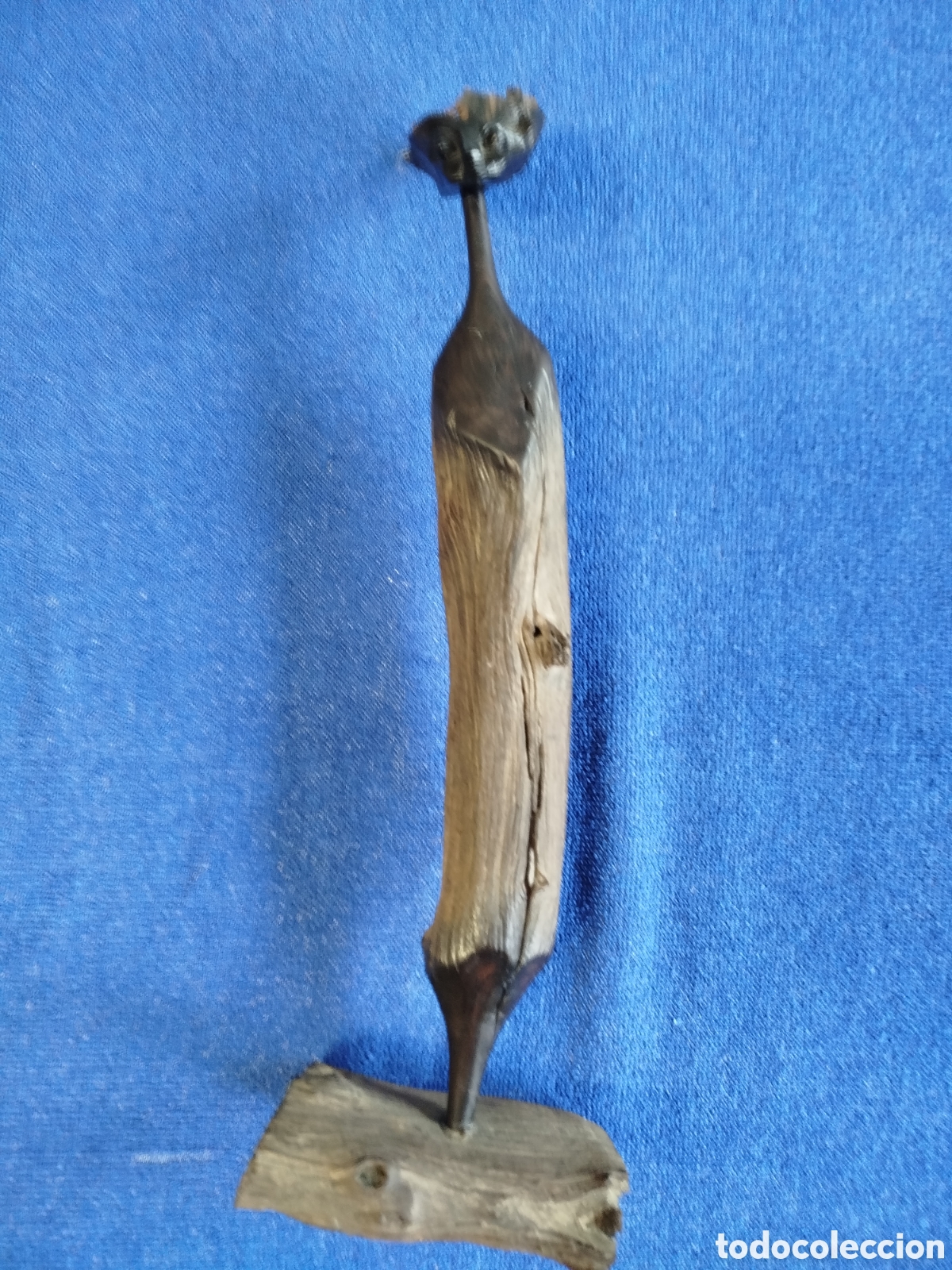 Arte: Escultura brutalista de una personsa en madera de &eacute;bano, arte africano