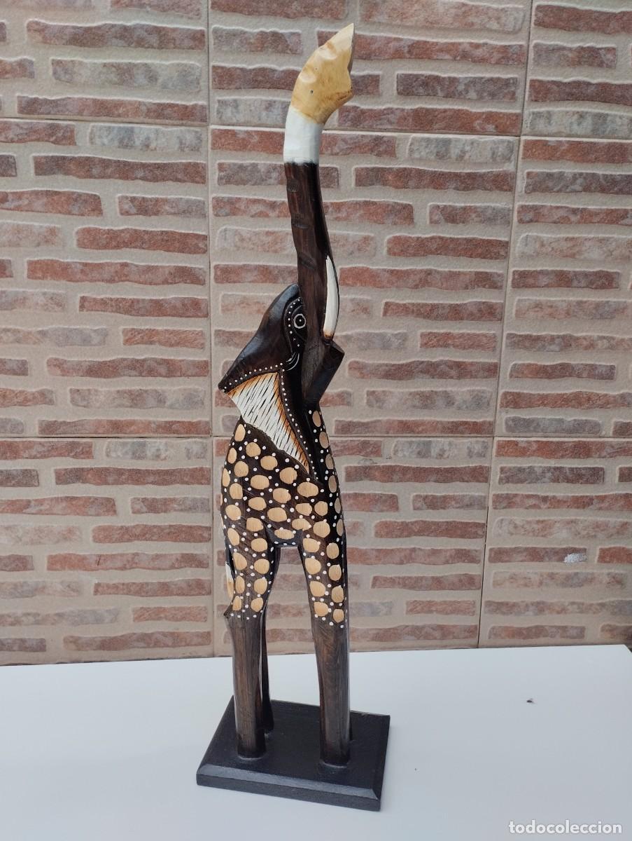 Arte: Figura madera tallada de un elefante con la trompa elevada con dise&ntilde;o estilo &eacute;tnico africano. 62 cm