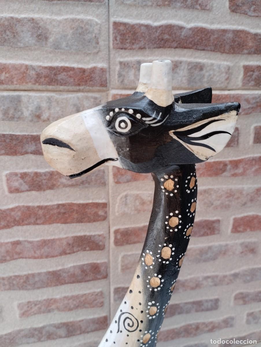 Arte: Figura de madera tallada de una jirafa con bonito dise&ntilde;o de estilo &eacute;tnico africano. 60 cm.