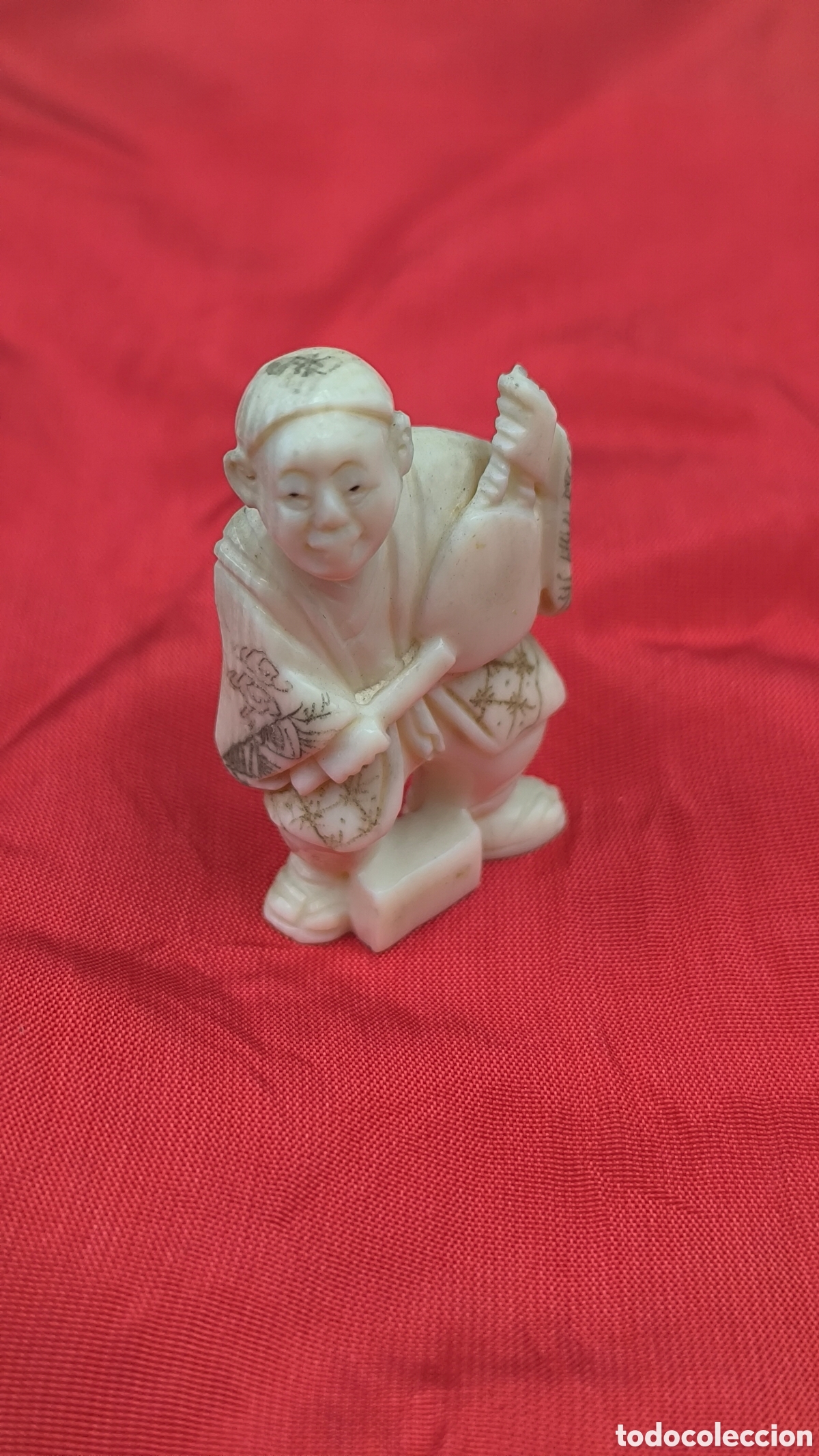 Arte: Antiguo netsuke firmado en la base tallado en hueso o marfil.