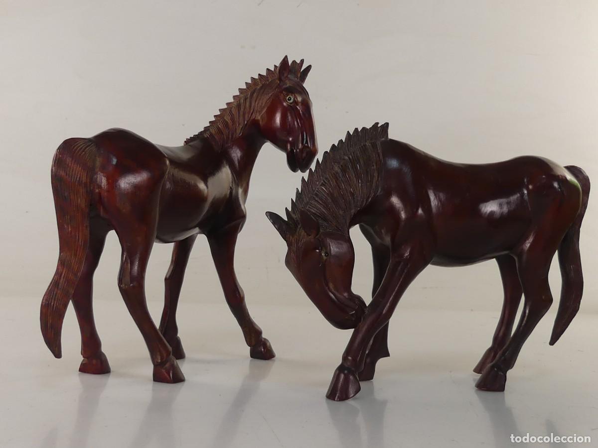 Arte: 2 PRECIOSAS FIGURAS DE CABALLOS TALLADOS DE MADERA