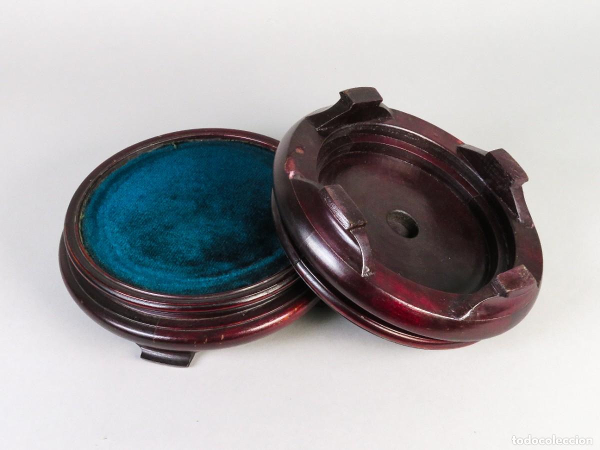 Arte: Pareja de peanas de madera tallada forrado en terciopelo azul siglo XX