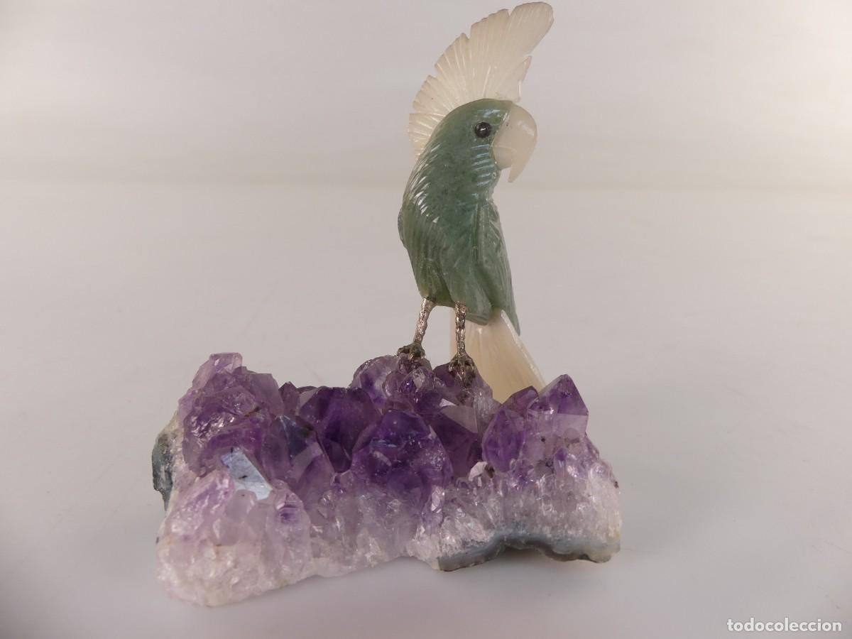 Arte: Figura de loro hecha con piedras preciosas talladas pieza de colecci&oacute;n