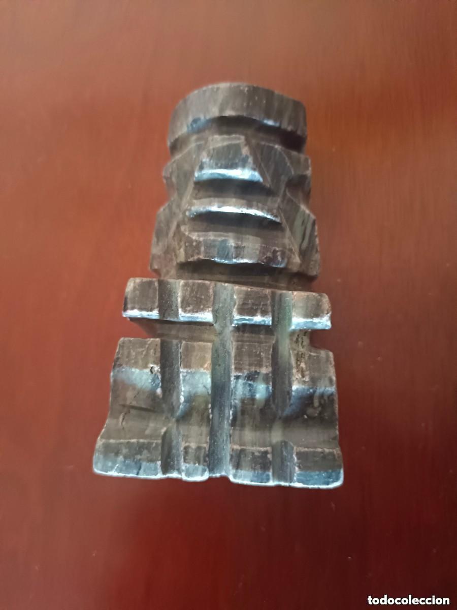 Art: Figura precolombina de m&aacute;rmol