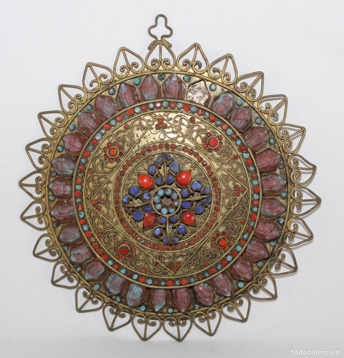 Arte: Adorno tibetano con incrustaciones de coral y turquesas. Arte oriental decorativo