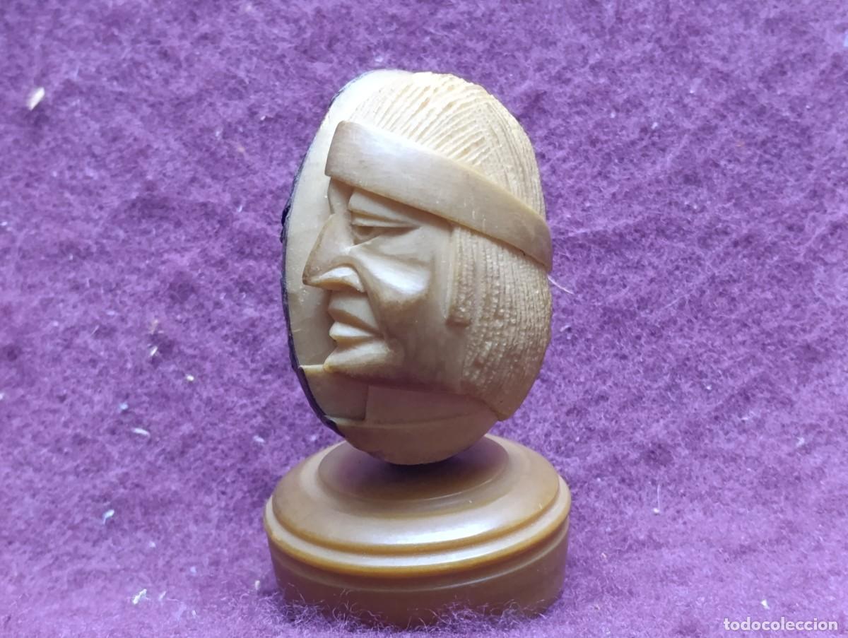 Art: Figura Tallada a mano en semilla, cara ind&iacute;gena de perfil, Amazonas, 1970&acute;s
