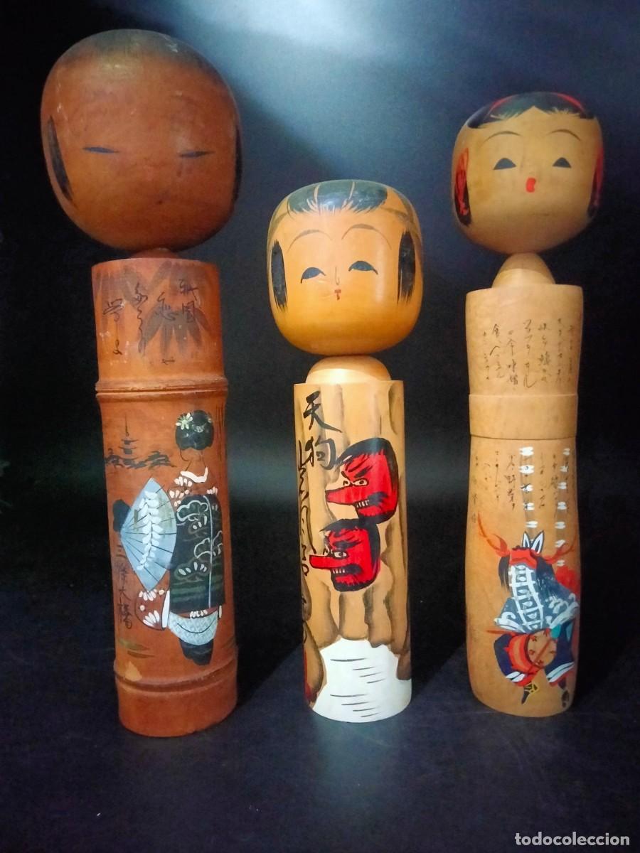 Kunst: 3 MU&Ntilde;ECAS KOKESHI. MADERA. JAP&Oacute;N. 30CM, 28CM, 24CM. FIRMADA A MANO -Periodo Showa Tard&iacute;o (1926-1989)