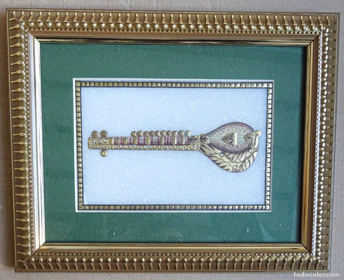 Arte: PEQUE&Ntilde;O CUADRO DE INSTRUMENTO INDIO.FONDO EN MARMOL