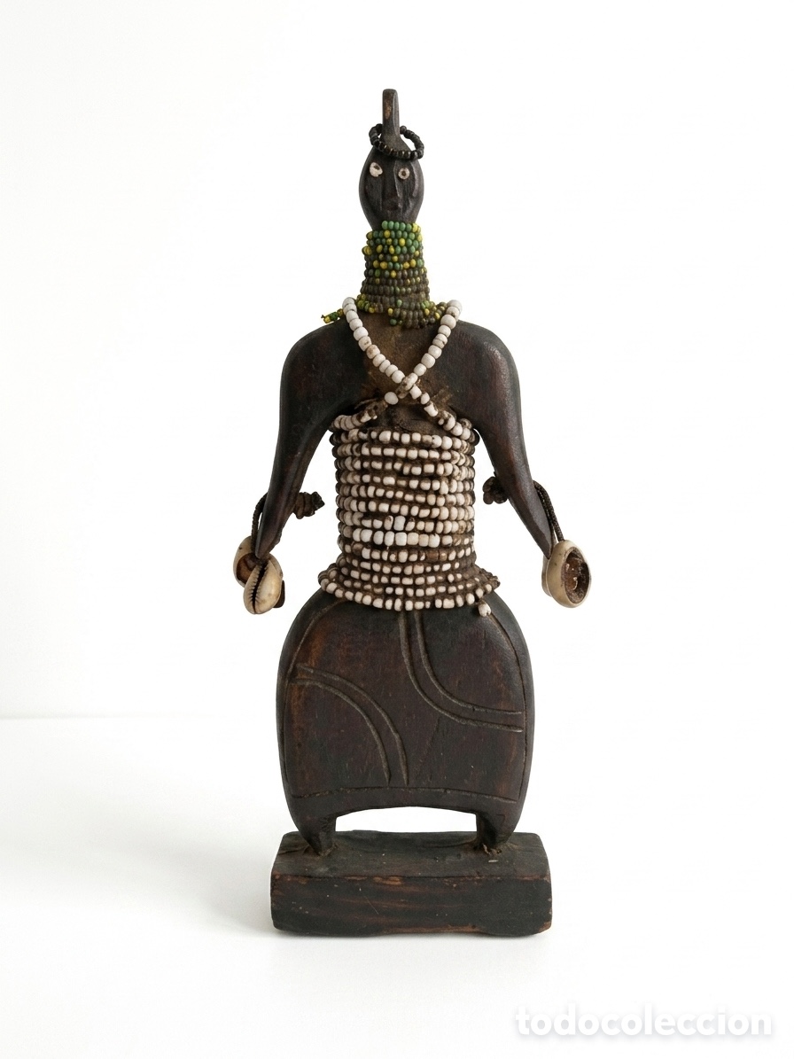 Arte: Figura africana &eacute;tnica. Madera tallada. Cuentas y caur&iacute;es 26 cm