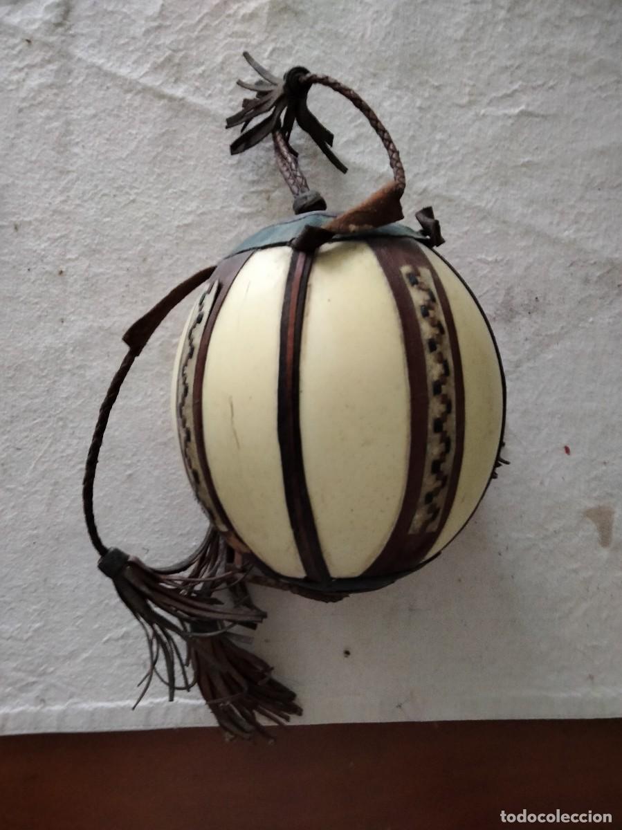 Arte: Huevos de avestruz decorativo artesan&iacute;a Africana en cuero y grabado Tribal.