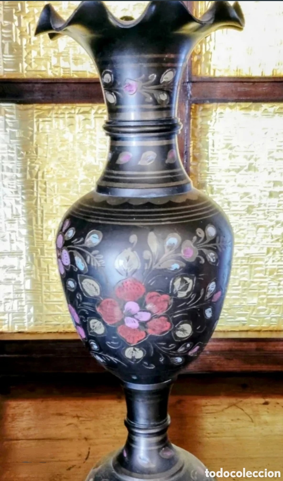 Kunst: Gran florero met&aacute;lico de la India trabajado a mano