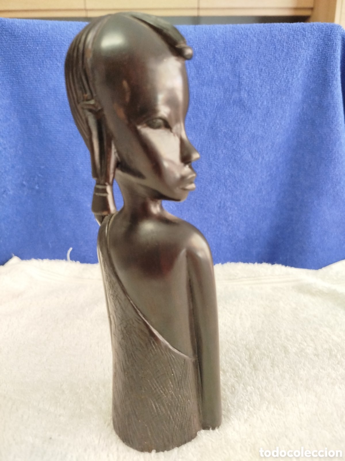 Arte: Escultura de mujer africana en madera maciza de &eacute;bano. Se ignora autor.