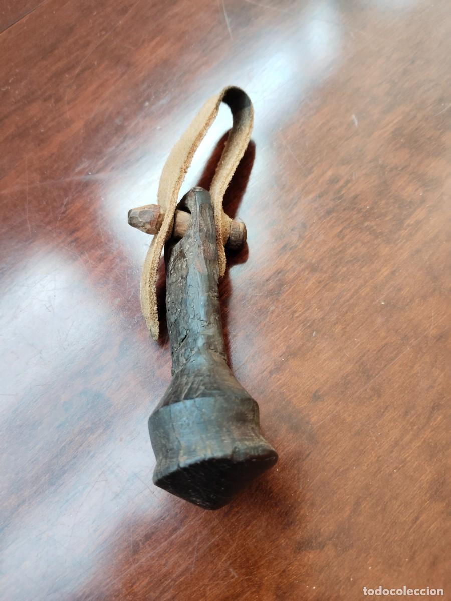 Arte: Antiguo badajo para cencerro o Campano. Madera de encina, con trabilla labrada. Arte Pastoril.