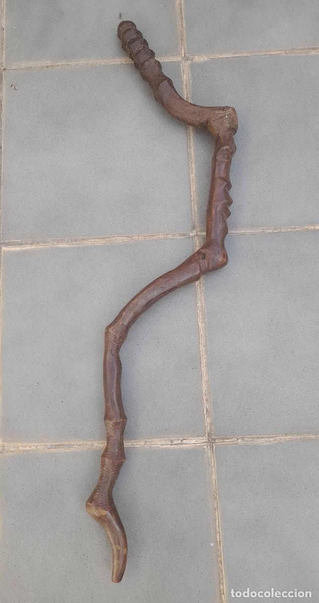 Arte: baston tipo cetro, talla africana de palo santo o parecido, 88cm aprox