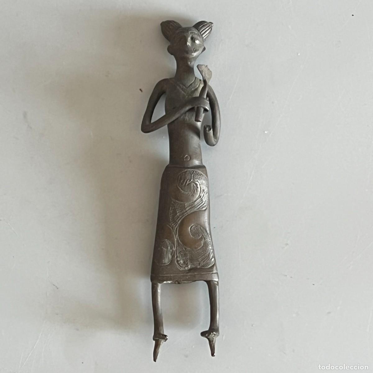 Kunst: Antigua figurita en bronce africana.