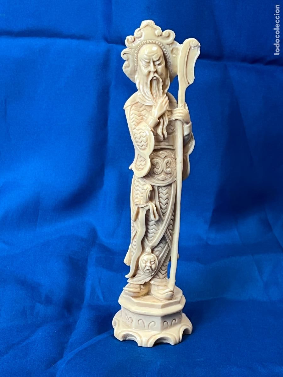 Art: Antigua Figura de Sabio o Guerrero Inmortal Oriental (Guan Yu) en Resina Tallada. Escultura Vintage
