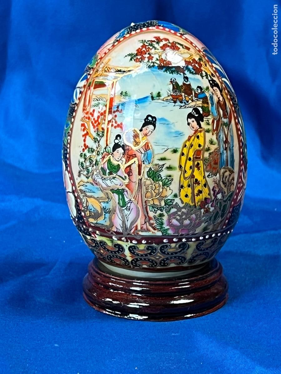 Art: Antiguo Huevo de Porcelana Satsuma con Peana de Madera. Pieza Decorativa Oriental Vintage