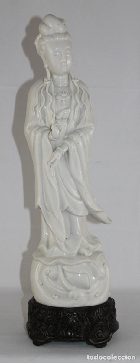 Arte: Figura de Guanyin / Kwan Yin en porcelana blanca. Escultura oriental china. Base de madera