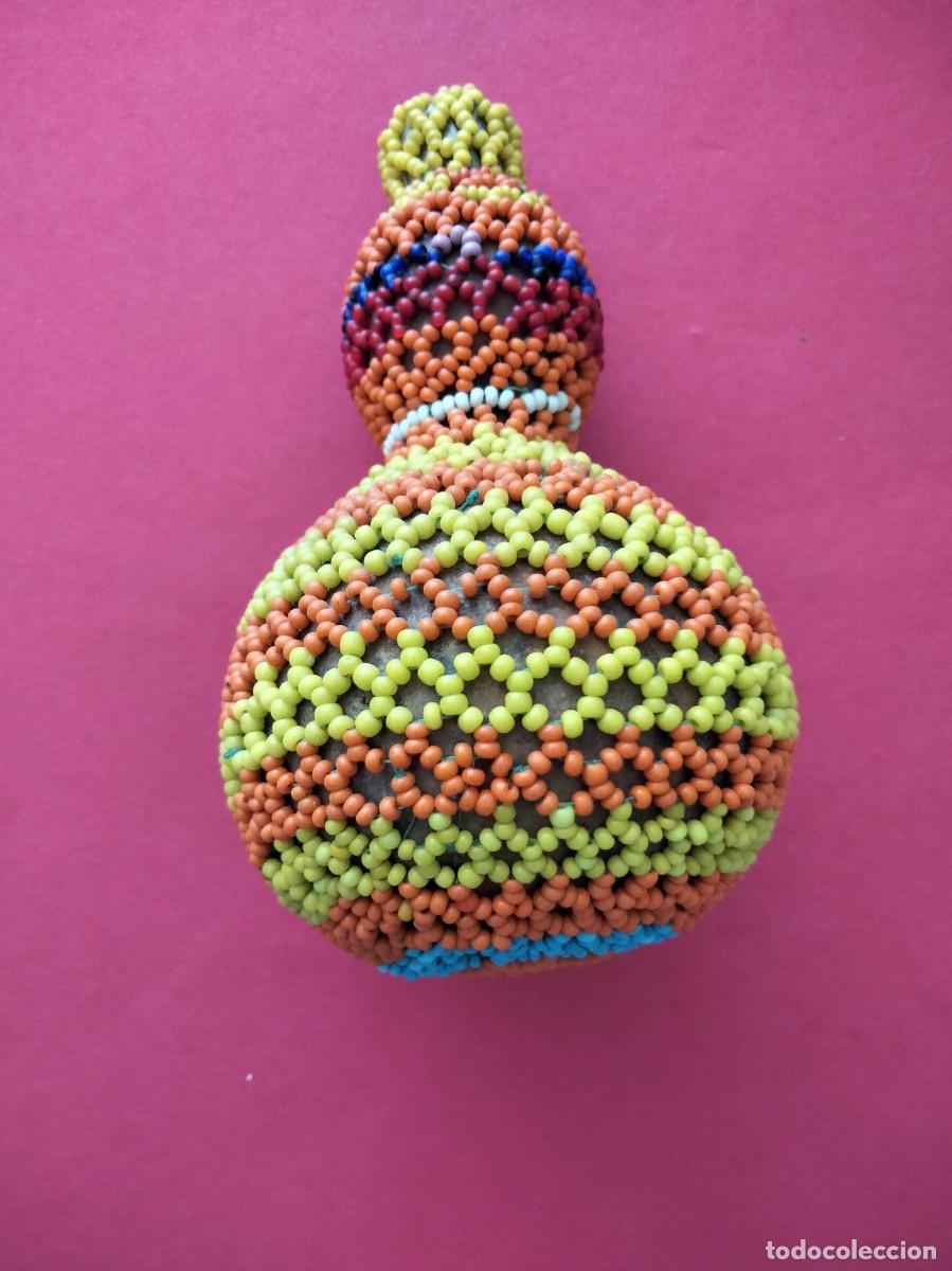 Arte: SHEKERE Artesanal de Calabaza Natural con tejido de cuentas coloridas.