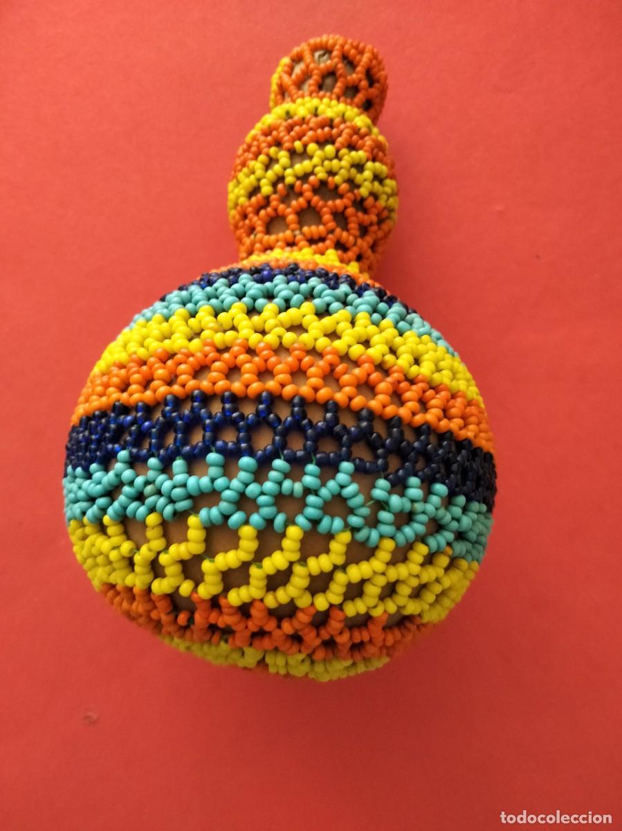 Arte: SHEKERE Artesanal de Calabaza Natural con tejido de cuentas coloridas.