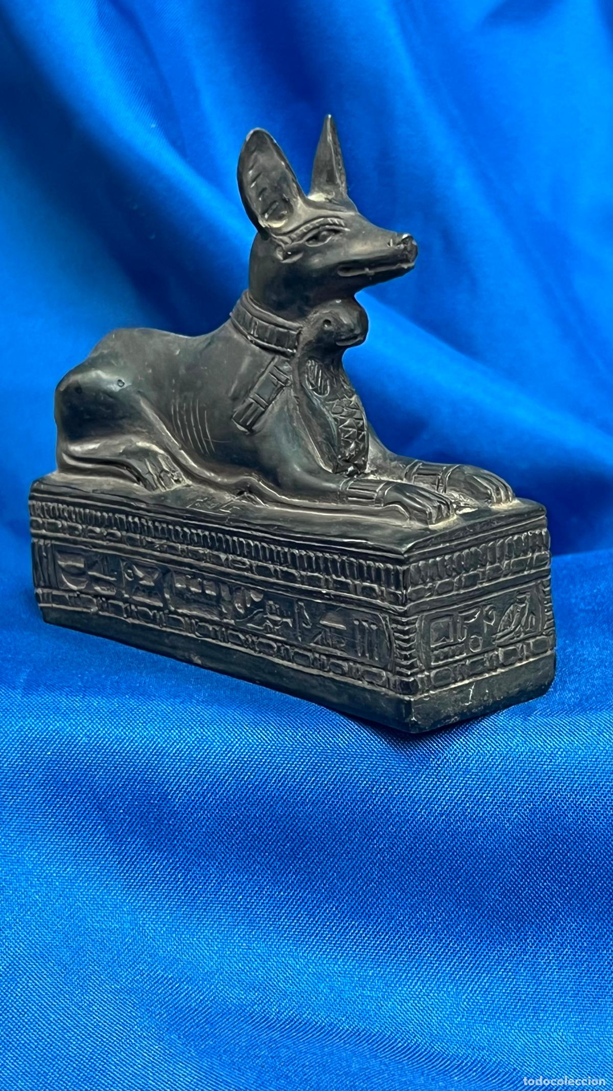 Kunst: SOBERBIA FIGURA EGIPCIA VINTAGE DEL DIOS ANUBIS EN FORMA DE CHACAL - P&Aacute;TINA OSCURA -